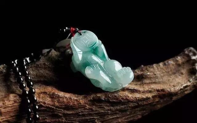 貔貅吊坠头朝哪更好，貔貅吊坠寓意