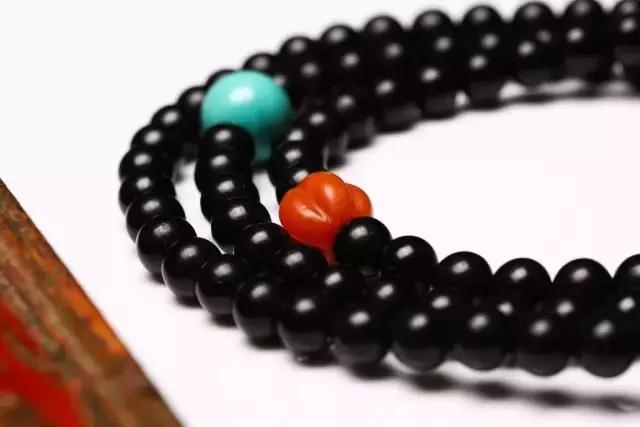 983年属猪戴什么手串好，属猪佩戴什么饰品最旺"