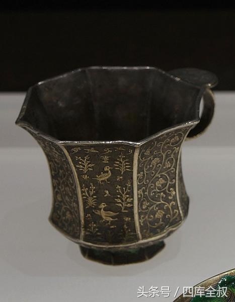 4年属鼠适合佩戴金器吗，1996属鼠五行火缺什么"