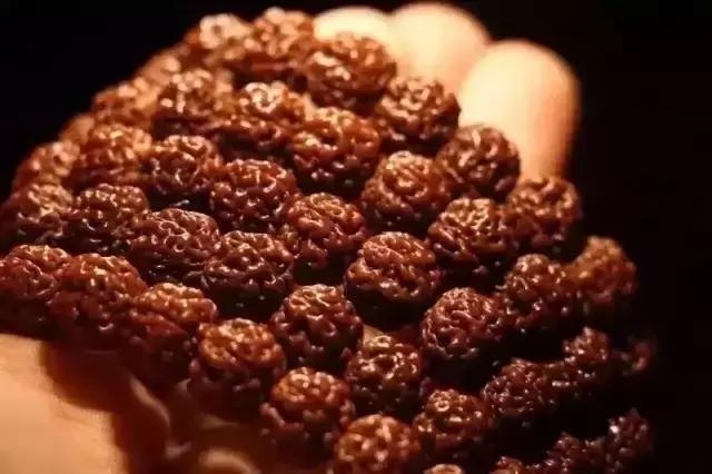 983年属猪戴什么手串好，属猪佩戴什么饰品最旺"