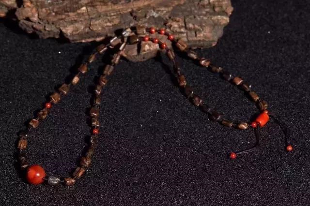 983年属猪戴什么手串好，属猪佩戴什么饰品最旺"