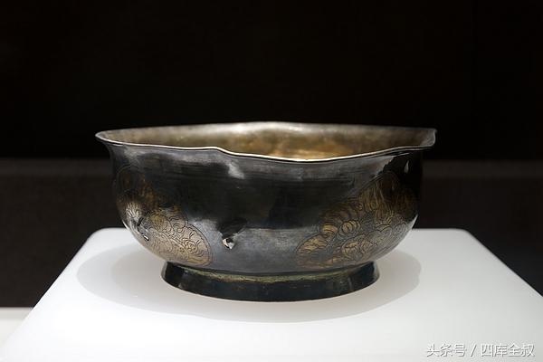 4年属鼠适合佩戴金器吗，1996属鼠五行火缺什么"