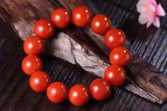 983年属猪戴什么手串好，属猪佩戴什么饰品最旺"