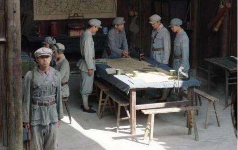 984年出生女是什么命，1984年出生的鼠是什么命"