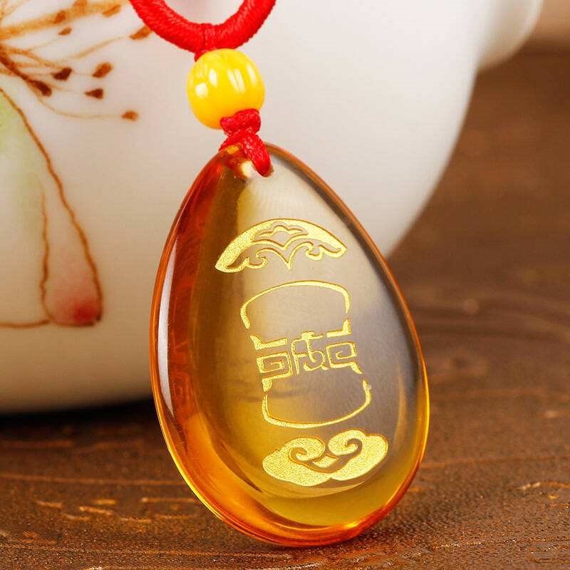 请问属兔应该佩戴什么吊坠，75年属兔男的戴什么吊坠更好