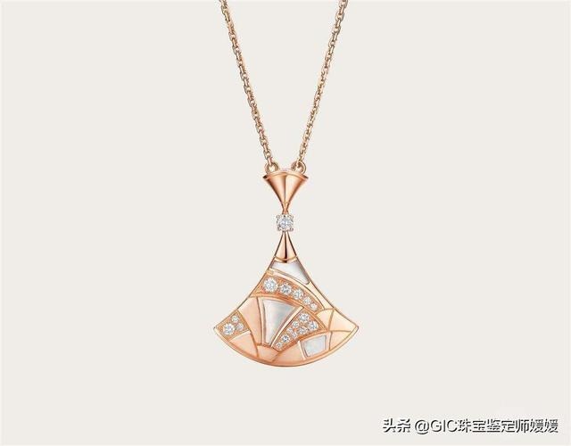 女人戴什么样的玉吊坠好，40多女人戴什么玉吊坠好