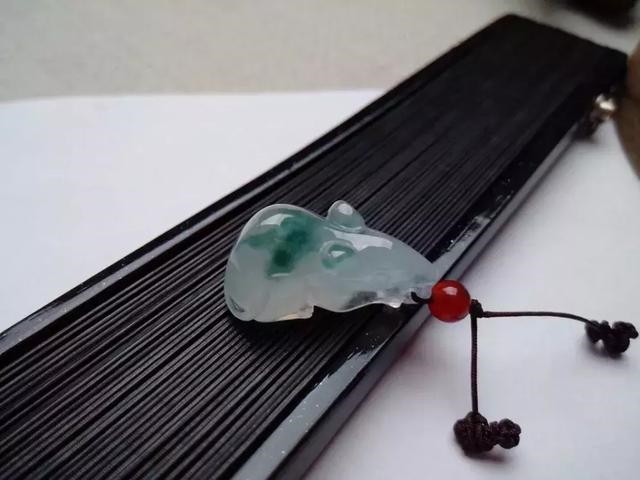 5年属兔的戴什么吊坠更好，属兔的人适合佩戴什么"