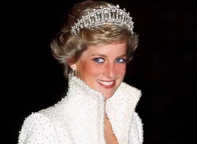 属兔的女人戴什么首饰更好，属兔的戴什么吊坠更好