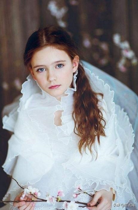 属蛇女孩名字更佳用字，1977属蛇女孩最吉利的名字