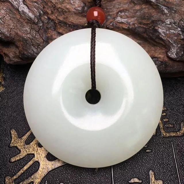 5年属兔戴什么招财,87年属兔适合佩戴什么"