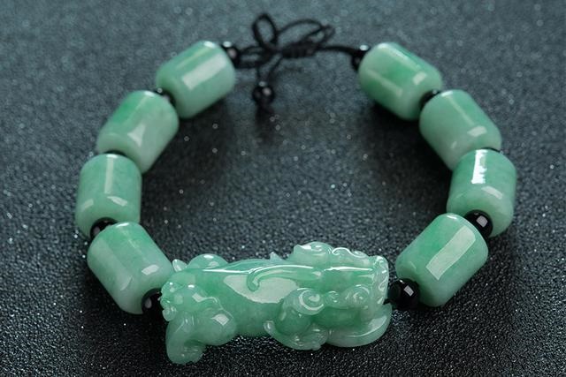 佩戴翡翠貔貅的功效与作用，女佩戴貔貅吊坠的禁忌