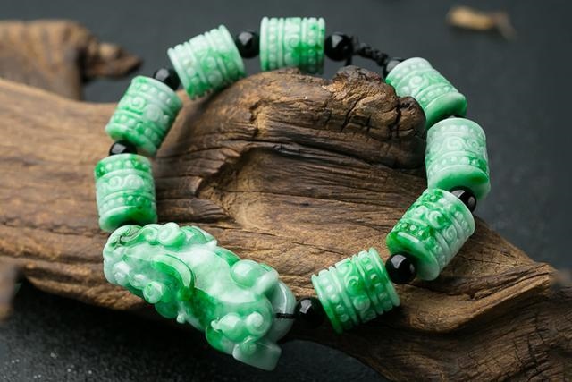 佩戴翡翠貔貅的功效与作用，女佩戴貔貅吊坠的禁忌