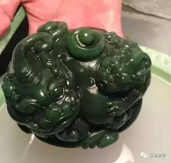 玉貔貅吊坠图片，6种人千万不能戴貔貅