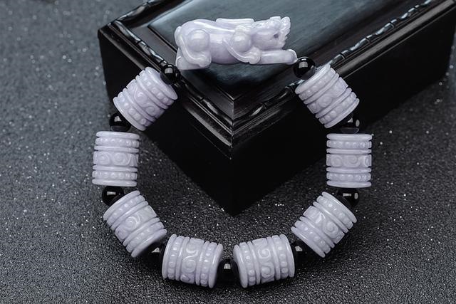 佩戴翡翠貔貅的功效与作用，女佩戴貔貅吊坠的禁忌