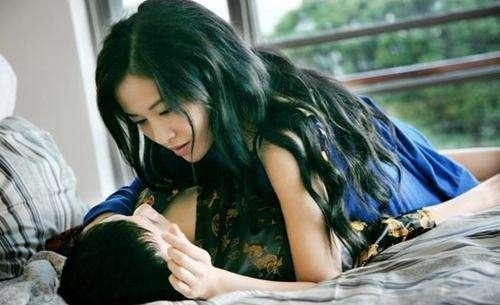 桃花太旺的女人的特质，天生桃花命的女人