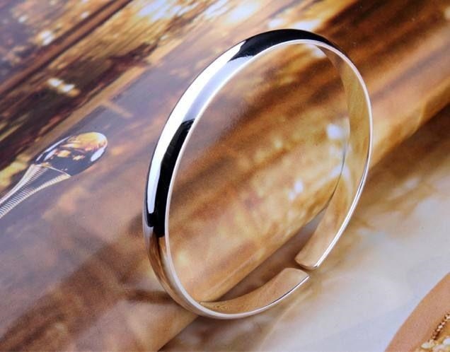 0岁适合戴哪种玉镯，两三百的玉可以养人吗"