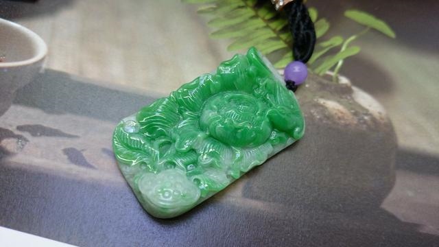 属马的适合戴什么翡翠，属马2022 年能佩戴翡翠不