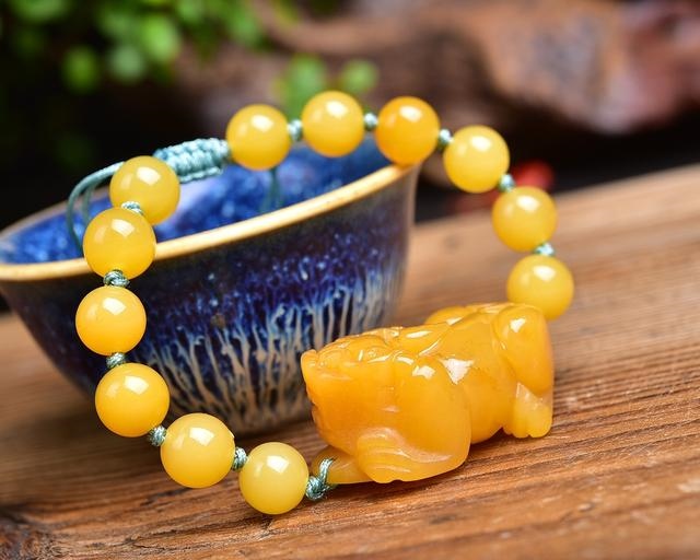 貔貅黄龙玉什么颜色最值钱，黄龙玉为什么要用油养