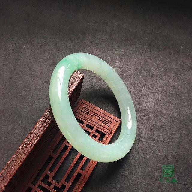 属兔哪只手戴银手镯，银手镯戴左手还是右手