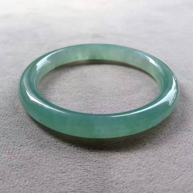 什么体质的人不适合戴翡翠，翡翠和玉哪个养人