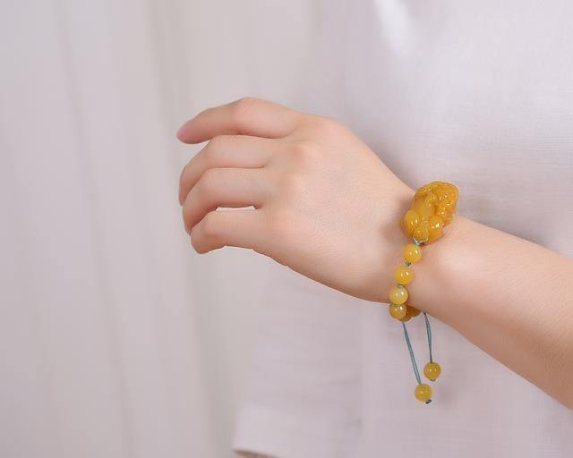 貔貅黄龙玉什么颜色最值钱，黄龙玉为什么要用油养