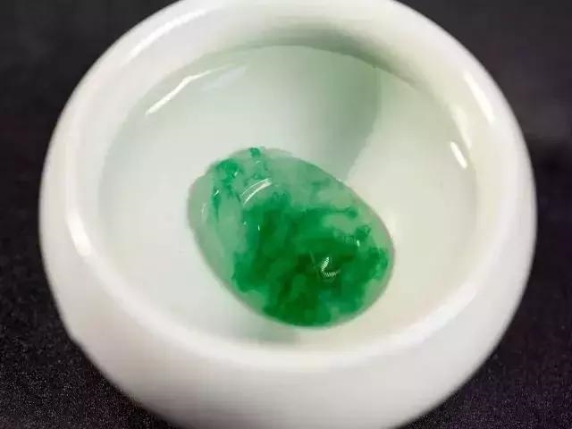 翡翠如何净化重新认主,玉镯真的有灵气吗