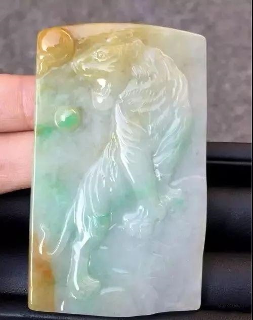 属兔男士佩戴龙的翡翠，男士带什么玉吊坠好