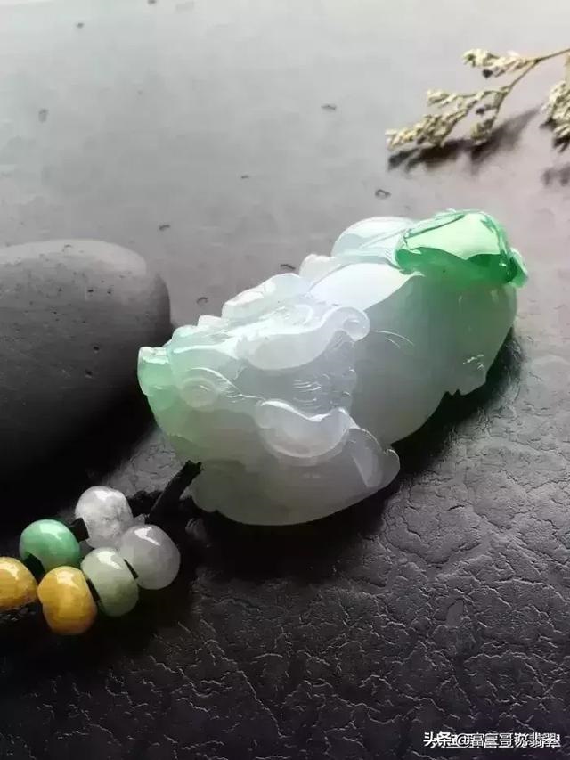 翡翠貔貅吊坠的正确戴法，翡翠貔貅吊坠用什么链子好看