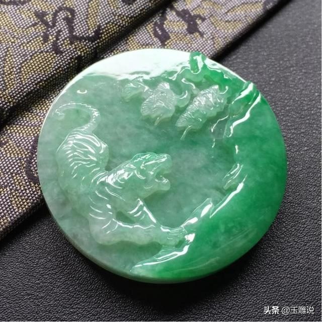 属虎的人适合佩戴翡翠吗，属兔的佩戴什么手串好