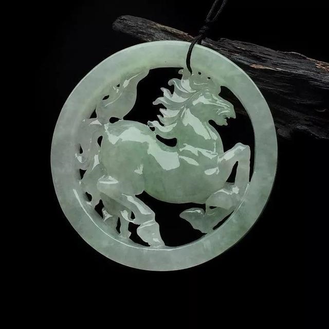 属兔男士佩戴龙的翡翠，男士带什么玉吊坠好