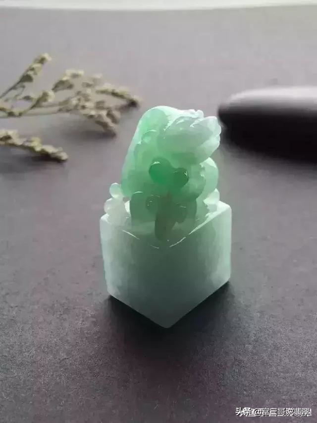 翡翠貔貅吊坠的正确戴法，翡翠貔貅吊坠用什么链子好看