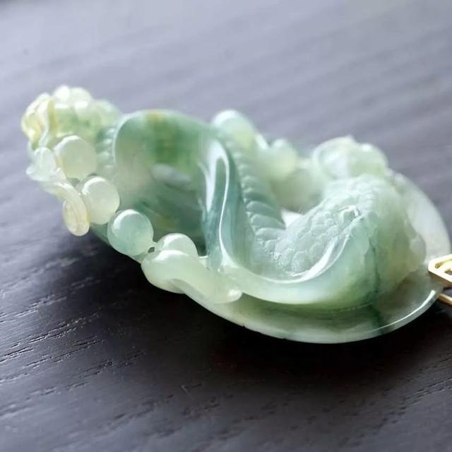 属兔男士佩戴龙的翡翠，男士带什么玉吊坠好