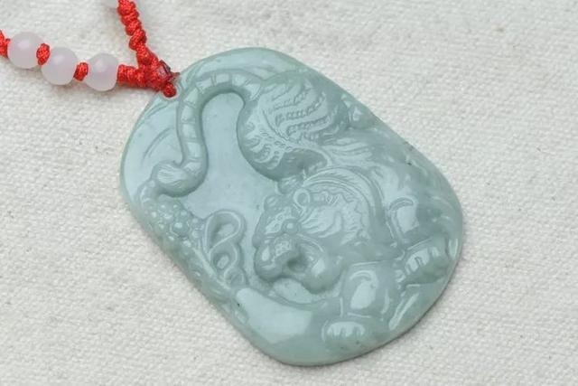 属兔男士佩戴龙的翡翠，男士带什么玉吊坠好