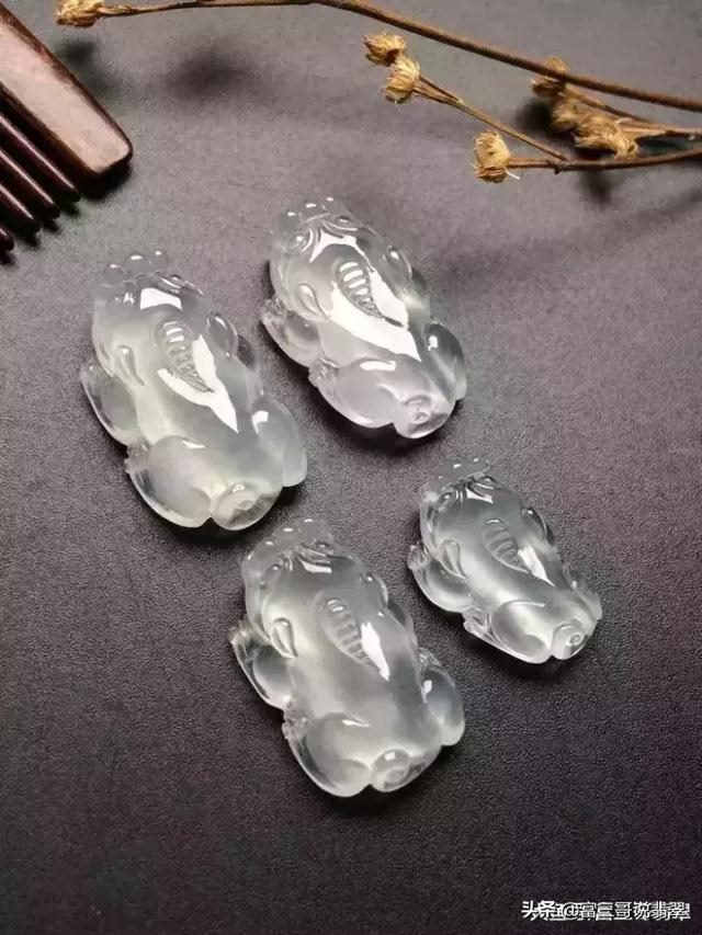 翡翠貔貅吊坠的正确戴法，翡翠貔貅吊坠用什么链子好看