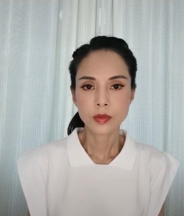 小龙女今年几岁，成龙给了吴绮莉一个亿