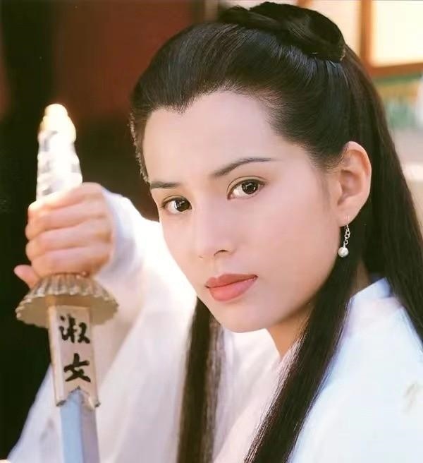 小龙女今年几岁，成龙给了吴绮莉一个亿