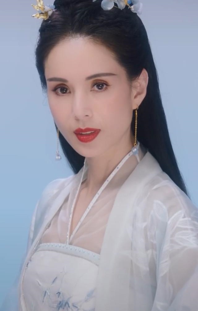 小龙女今年几岁，成龙给了吴绮莉一个亿