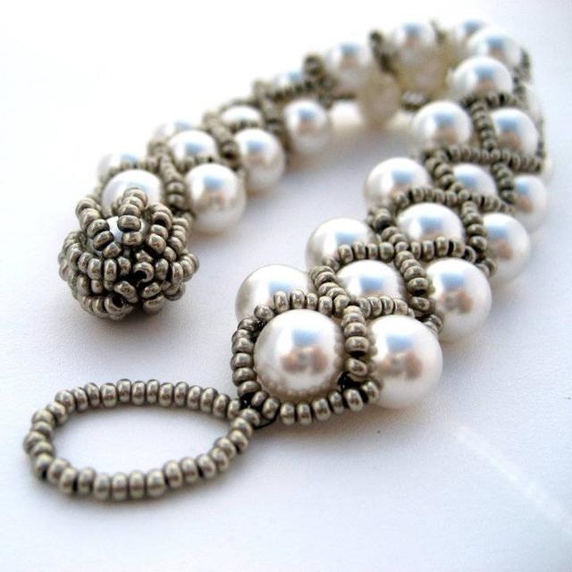 8年龙女一生适合佩戴,属龙女戴什么玉吊坠好"