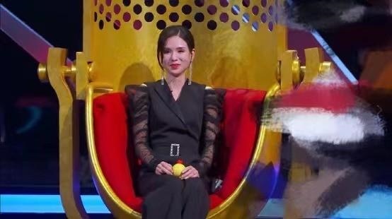 小龙女今年几岁，成龙给了吴绮莉一个亿