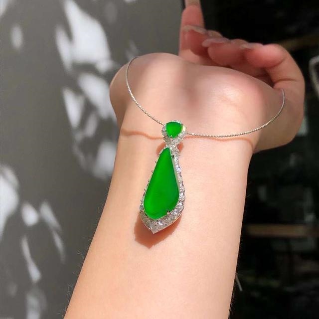 6年属龙女适合佩戴什么首饰，76年属龙46岁有牢狱之灾"