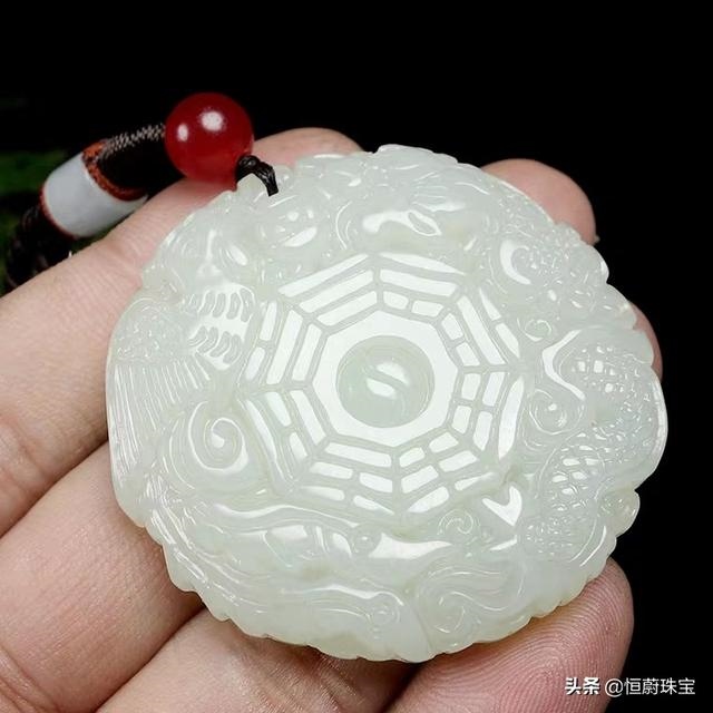 招财吊坠女带什么更好，男性带什么吊坠好