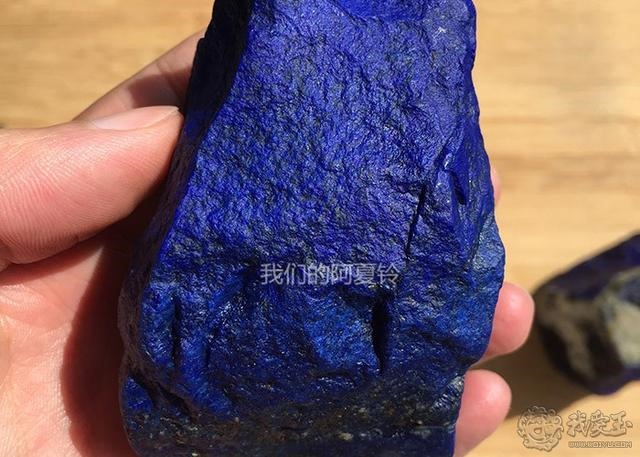 真假青金石对照图片，天然青金石怎样鉴别