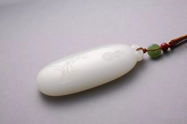 男士戴什么玉坠会旺财，男孩戴玉坠应该带什么