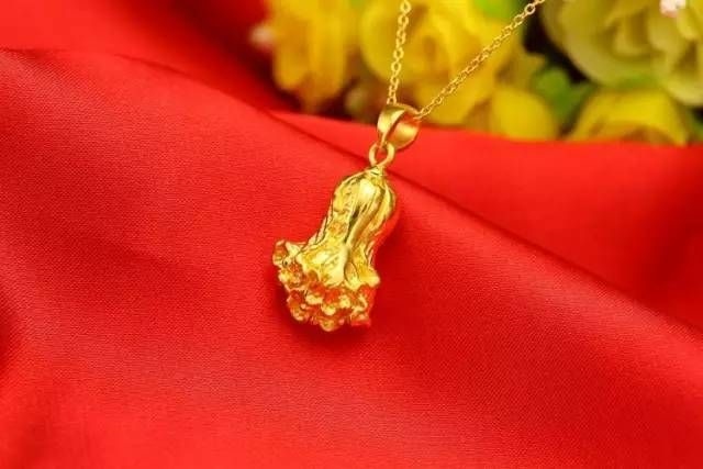 属兔的戴什么首饰更好，属兔2022 佩戴什么吊坠