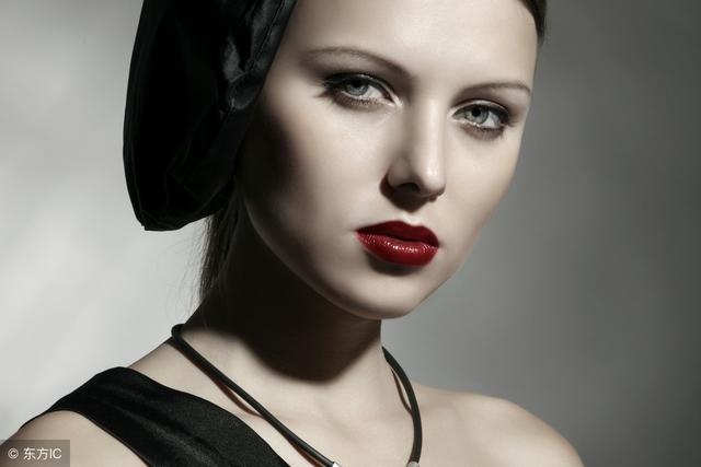 属鼠的桃花劫是哪个生肖,一生桃花劫最多的生肖女