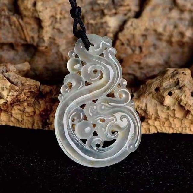 属龙的女人佩戴什么佛好，属龙的女人适合戴玉镯吗