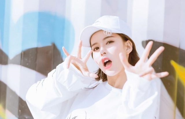 属蛇女喜欢一个人会主动吗，属蛇女对男人的感情