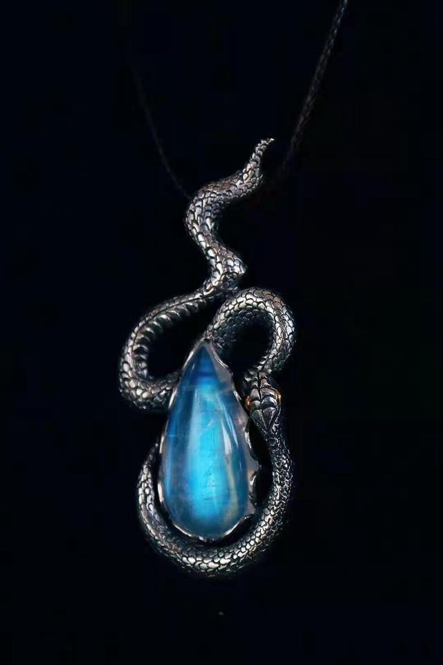 佩戴蛇的饰品好吗，属蛇为什么不能戴项链