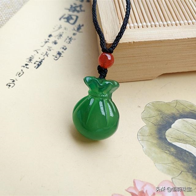 招财吊坠女带什么更好，男性带什么吊坠好