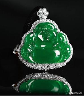 属蛇的女人戴什么吊坠好，属龙的女人戴什么吊坠好呢